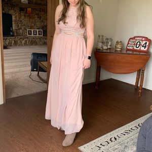 I’m selling a David’s bridal prom / party dress